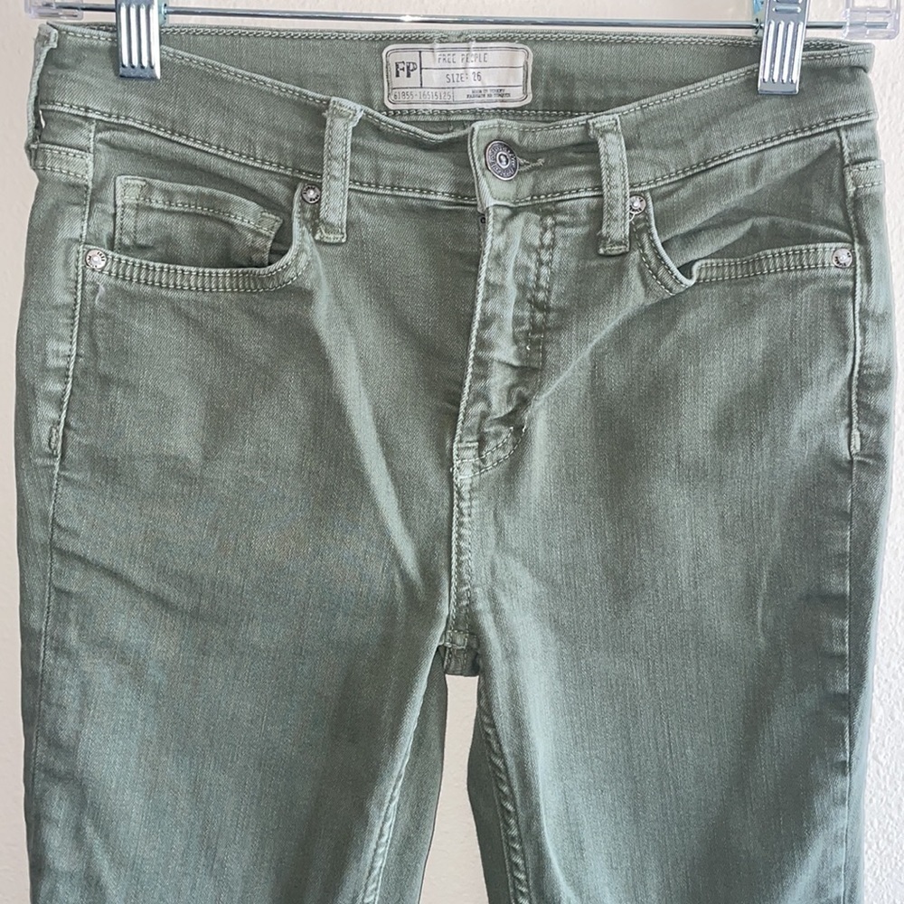 002: FREE PEOPLE green cropped skinny jeans with ripped knees Women’s size 26 - Picture 3 of 8